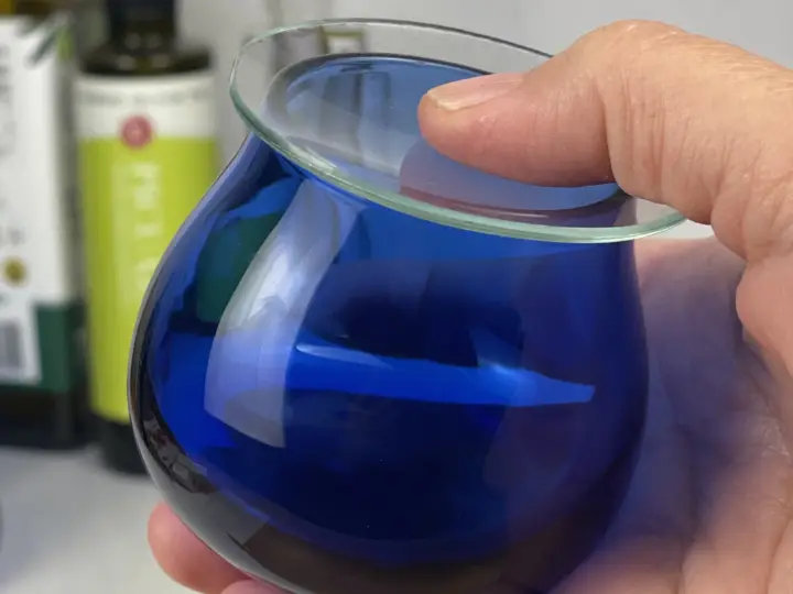 Copa azul de cata profesional con aceite de oliva