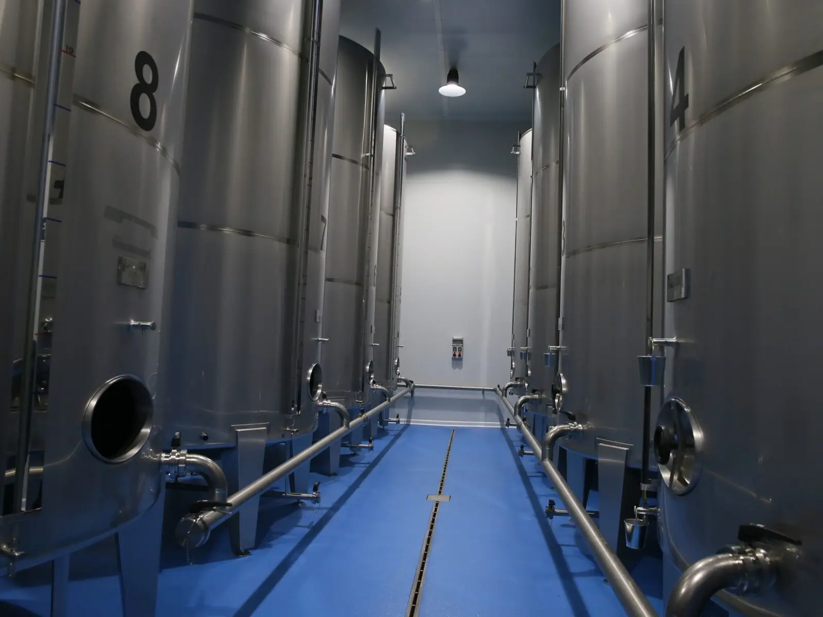 Depósitos de acero inoxidable para conservar aceite de oliva en una almazara