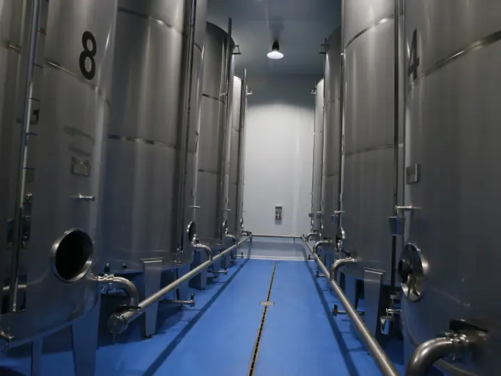 Depósitos de acero inoxidable para conservar aceite de oliva en una almazara